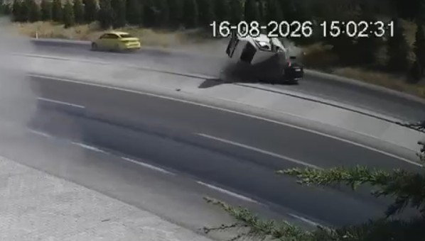 Yola savrulan parça faciaya yol açtı: 2 kişi hayatını kaybetti