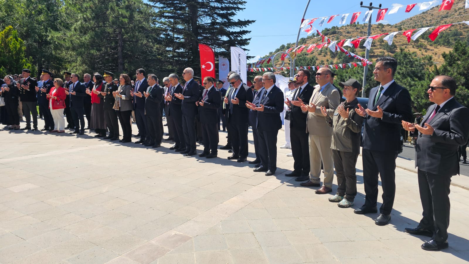 Yüzbaşı Agâh Efendi Şehitliği’nde şehitlere vefa
