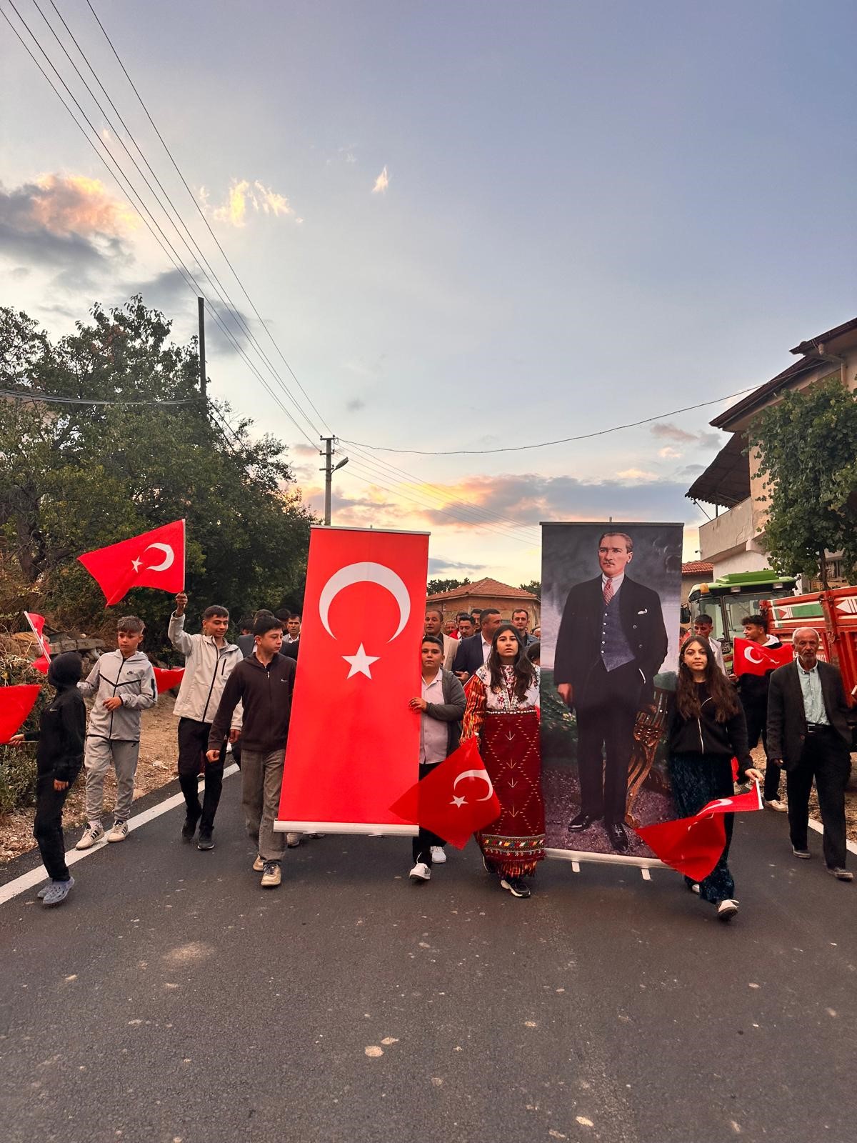 Zafer coşkusu Tolga Çandar’ın türküleriyle taçlandı 4 Zafer coşkusu Tolga Çandar’ın türküleriyle taçlandı