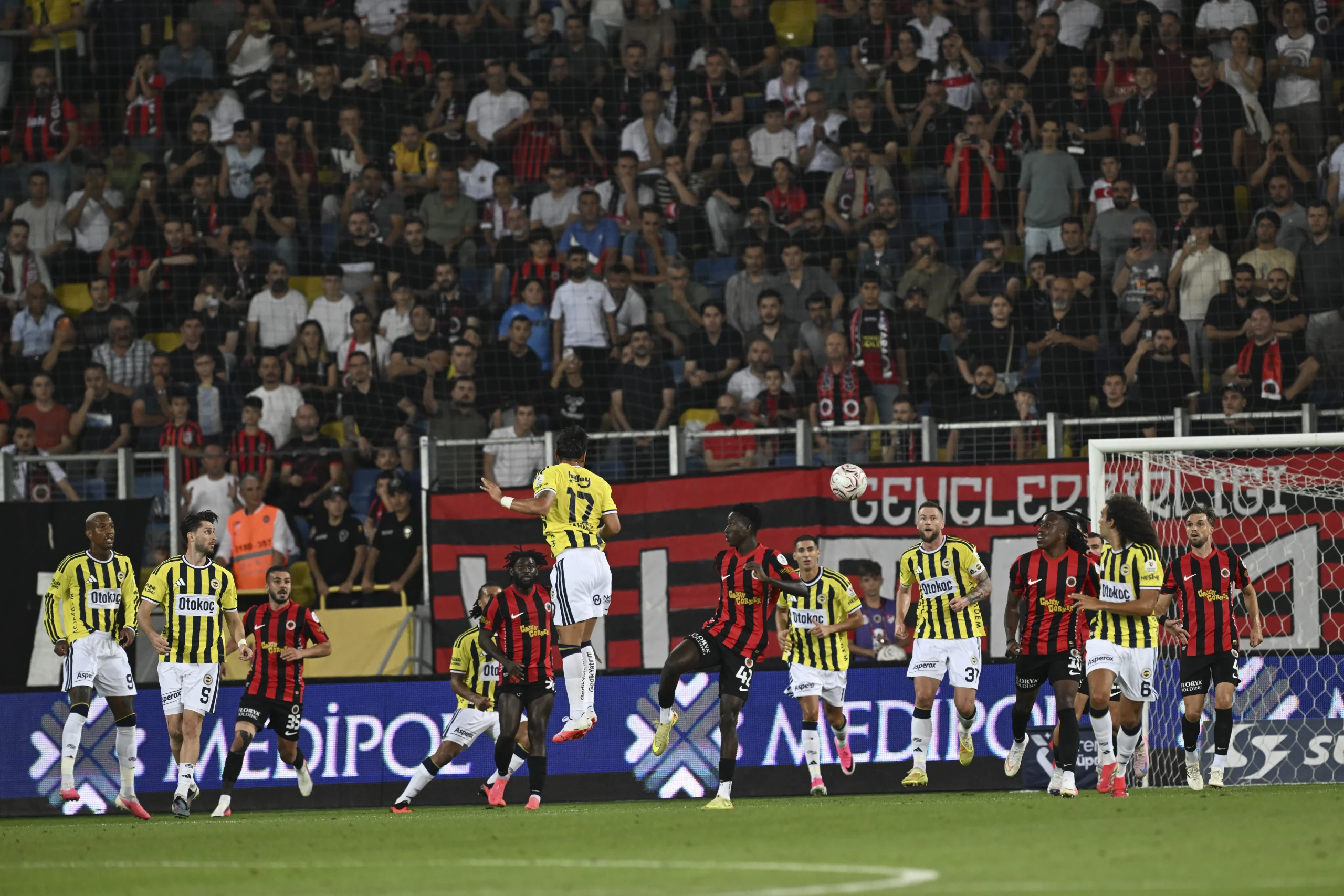Fenerbahçe, Süper Lig'e yenilgiyle başladı 5 Fenerbahçe, Süper Lig'e yenilgiyle başladı