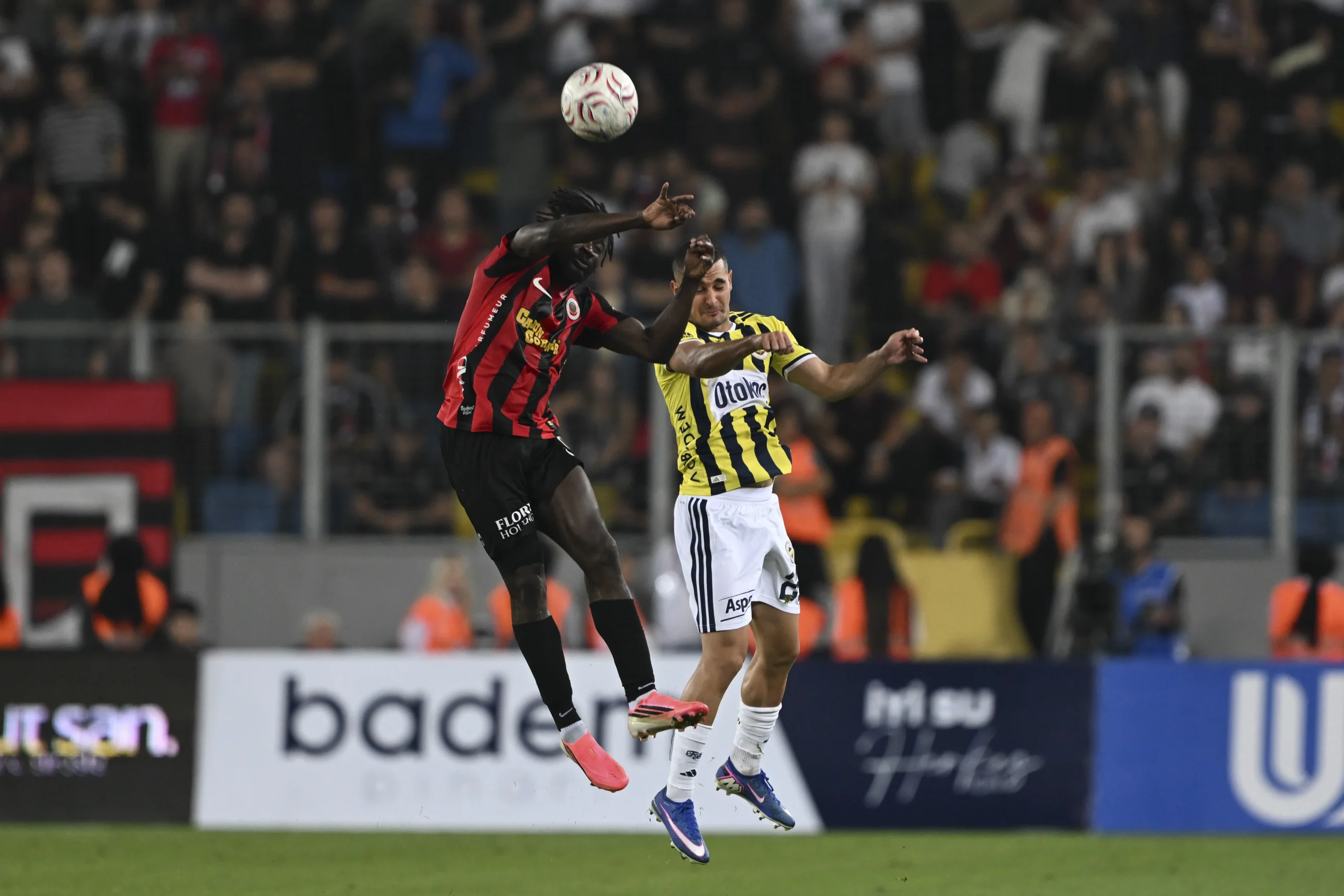 Fenerbahçe, Süper Lig'e yenilgiyle başladı 4 Fenerbahçe, Süper Lig'e yenilgiyle başladı