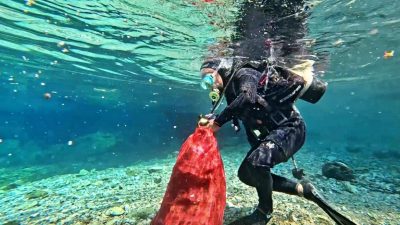 Antalya’nın içme suyu kaynaklarından Kırgöz’de su altı temizliği yapan dalgıçlar,