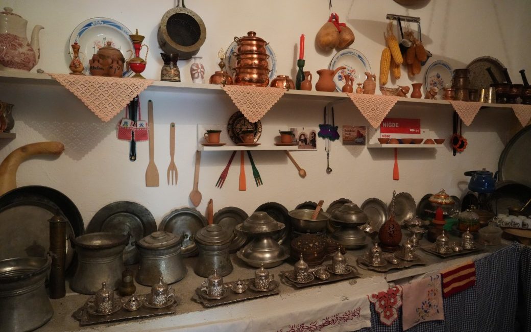 Niğde’nin Gümüşler beldesinde yaşayan Ali Yılmaz; geçmişe duyduğu bağlılığı yıllar