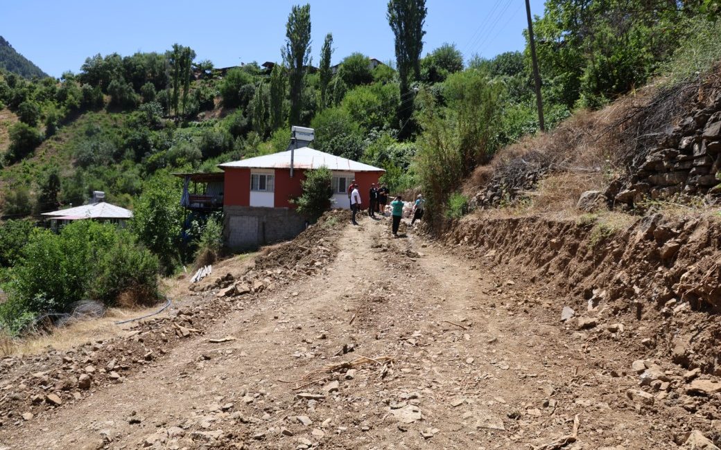 Adana’nın Saimbeyli ilçesinde evine giden yol olmadığı için yatalak eşini