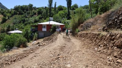 Adana’nın Saimbeyli ilçesinde evine giden yol olmadığı için yatalak eşini