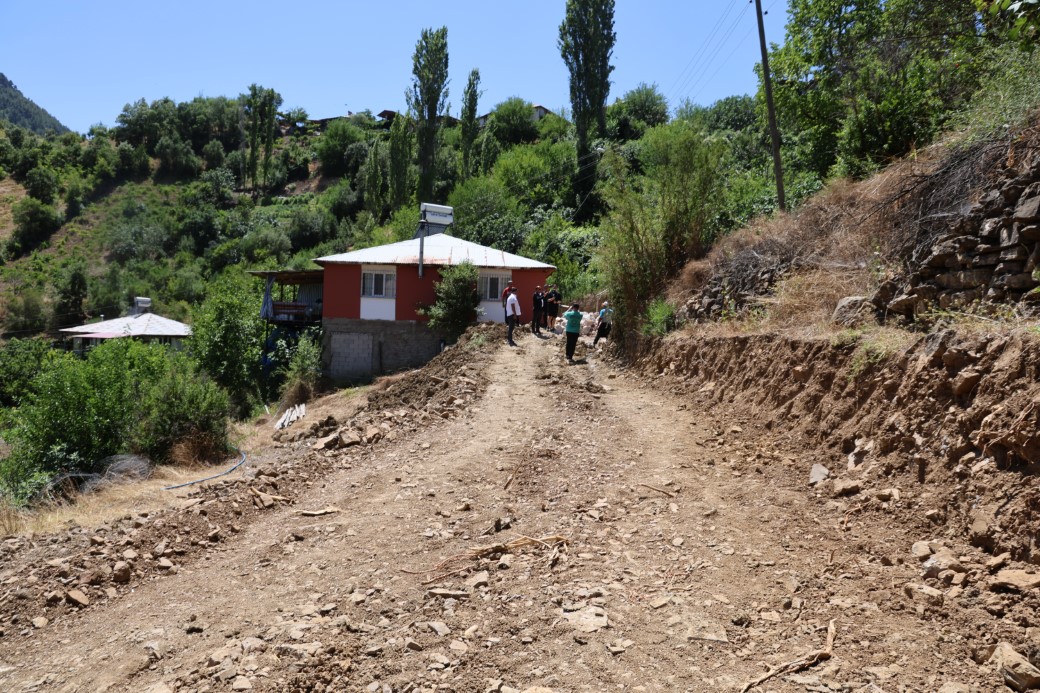 Adana’nın Saimbeyli ilçesinde evine giden yol olmadığı için yatalak eşini