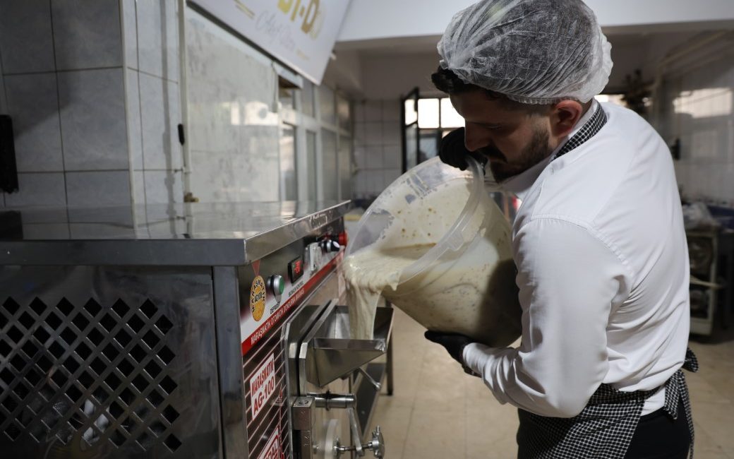 Elazığ’da dondurma ustaları baba-oğul, meşhur vişneli dondurmadan esinlenerek Elazığ’ın tescilli