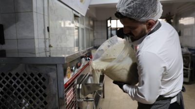 Elazığ’da dondurma ustaları baba-oğul, meşhur vişneli dondurmadan esinlenerek Elazığ’ın tescilli