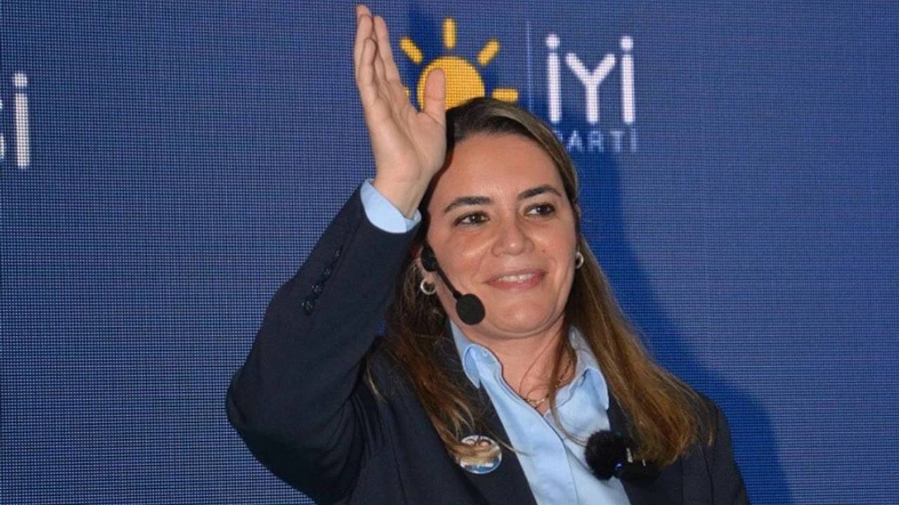 Ayyüce Türkeş Taş’ın çıkışı Adalet Komisyonu'nu bir birine kattı: Yumruklar havada uçuştu! 1 Ayyüce Türkeş Taş’ın çıkışı Adalet Komisyonu'nu bir birine kattı: Yumruklar havada uçuştu!