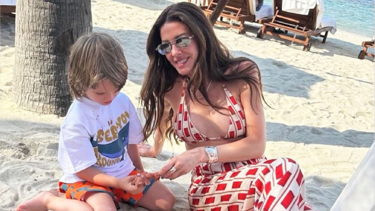 Magazin dünyasının örnek çiftleri arasında gösterilen Kıvanç Tatlıtuğ ve stil