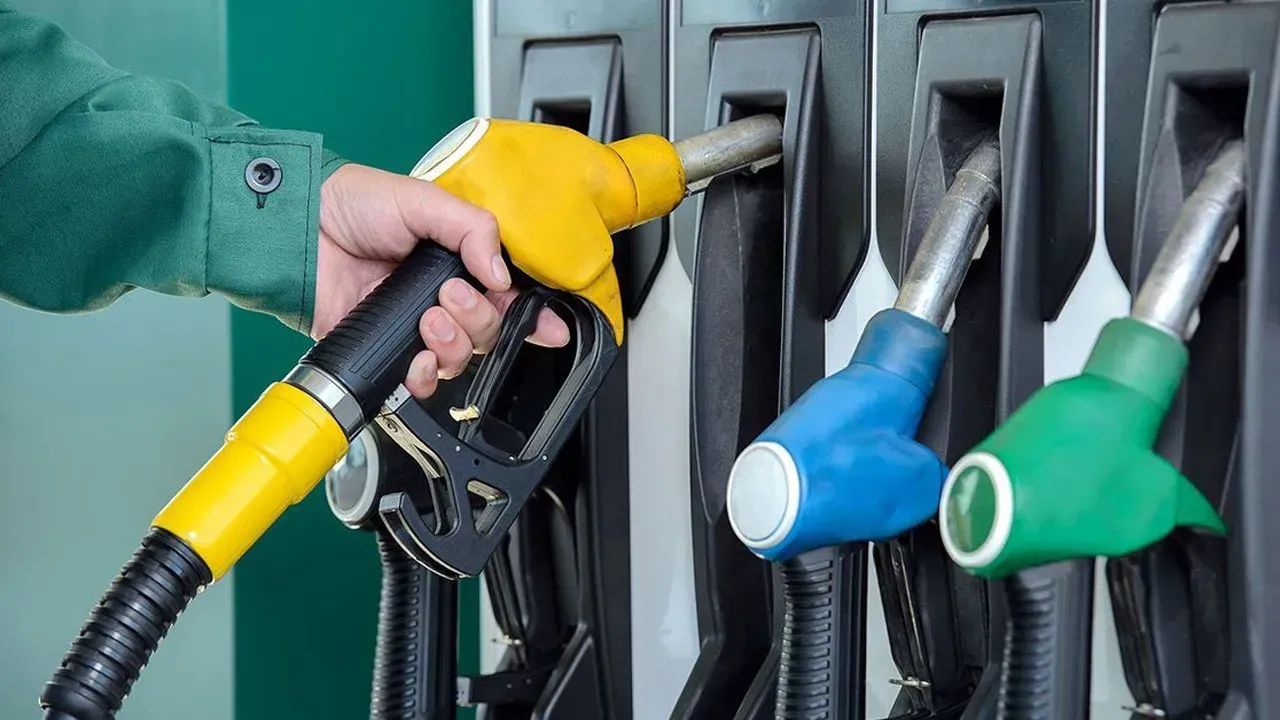 Benzine zam geldi: İşte güncel fiyat listesi! 1 Benzine zam geldi: İşte güncel fiyat listesi!