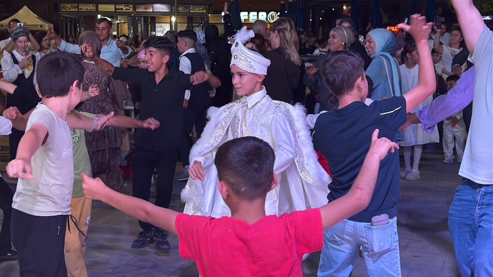Afyonkarahisar'da sünnet çocukları için unutulmaz kına gecesi