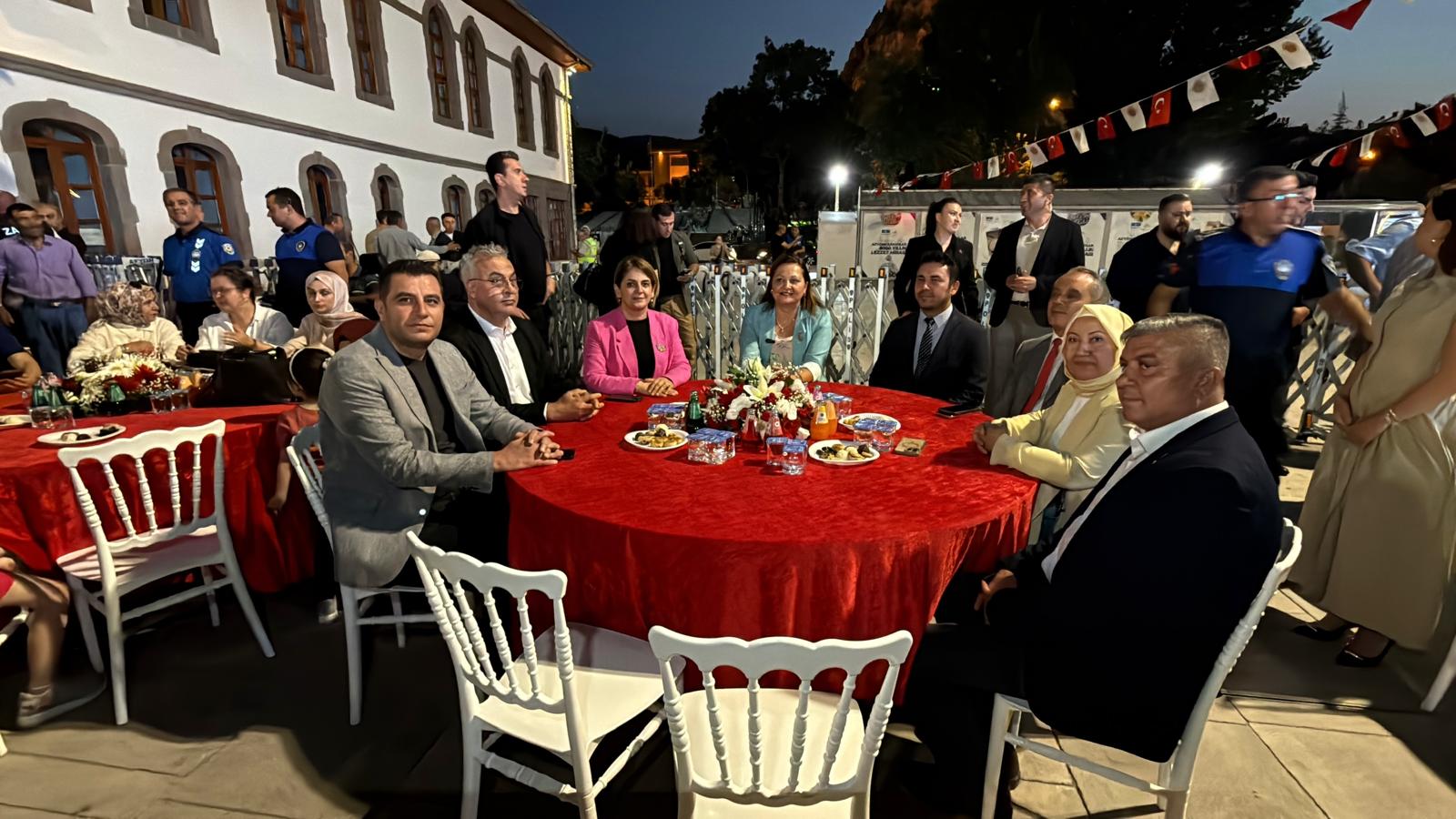 Afyonkarahisar'da sünnet çocukları için unutulmaz kına gecesi 3 Afyonkarahisar'da sünnet çocukları için unutulmaz kına gecesi