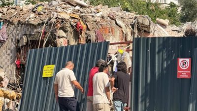 Kocaeli'nin İzmit ilçesinde gece saatlerinde binalarından gelen çatırdama sesleriyle uyanan