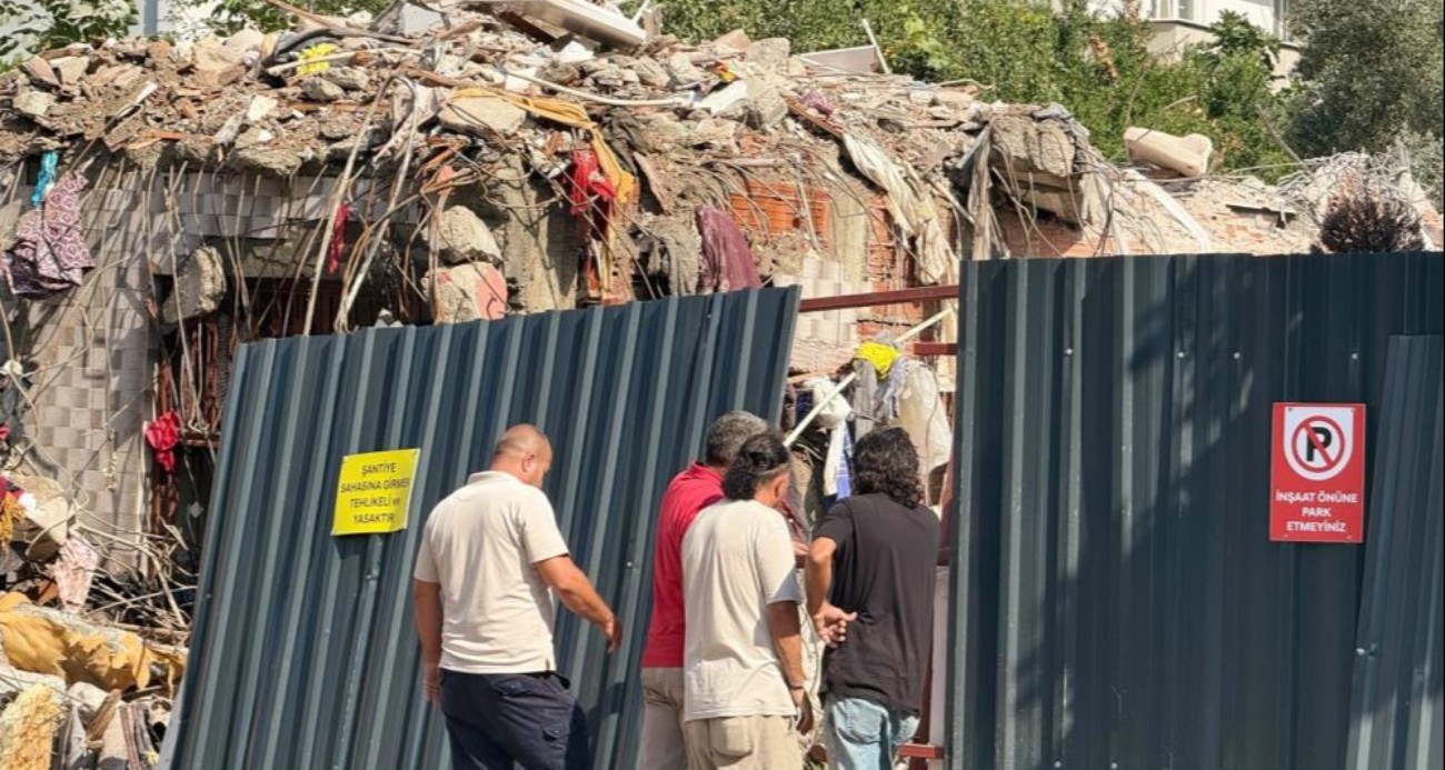 Kocaeli'nin İzmit ilçesinde gece saatlerinde binalarından gelen çatırdama sesleriyle uyanan