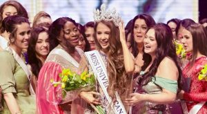 Balıkesir’in Edremit ilçesinde doğan Aslıhan Moralı, Kanada’da düzenlenen Miss Universe