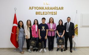 Afyonkarahisar Belediye Başkanı Burcu Köksal, YKS'de Türkiye derecesi elde eden