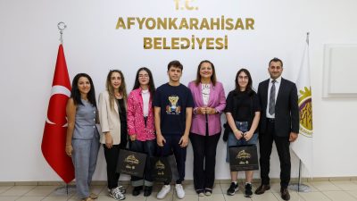 Afyonkarahisar Belediye Başkanı Burcu Köksal, YKS'de Türkiye derecesi elde eden
