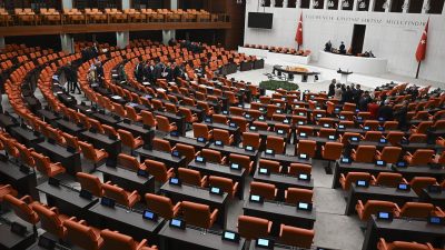 TBMM Adalet Komisyonu'nda 18 saat süren maraton görüşmelerin ardından 12