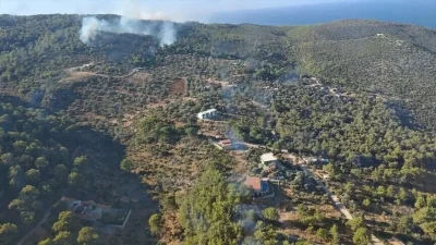 Antalya'nın Kaş ilçesinde ormanlık alanda çıkan yangına havadan ve karadan