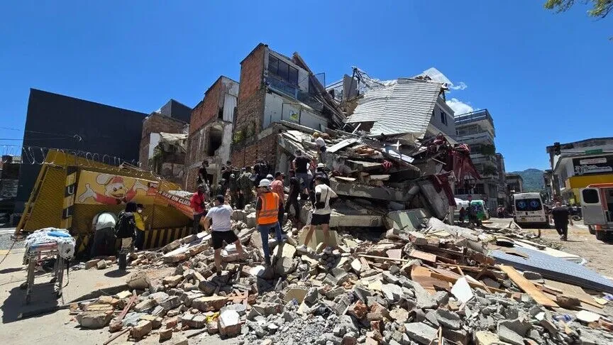 Güney Amerika ülkesi Kolombiya'da dün meydana gelen 7,4 büyüklüğündeki depremde