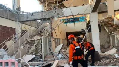 Endonezya'da dün meydana gelen 7,7 büyüklüğündeki depremde hayatını kaybedenlerin sayısı