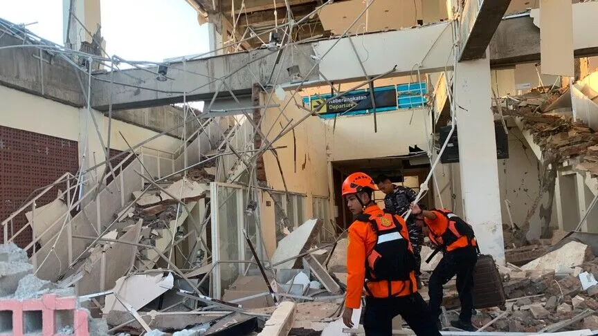 Endonezya'da dün meydana gelen 7,7 büyüklüğündeki depremde hayatını kaybedenlerin sayısı