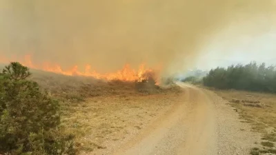 Hırvatistan'ın sahil kenti Omis yakınlarında çıkan orman yangını rüzgarın etkisiyle