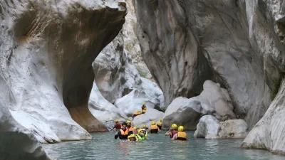 Antalya'da yaz sıcaklığı ve yüksek nemden bunalan yerli ve yabancı
