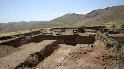 Bitlis'in Adilcevaz ilçesinde, Van Gölü seviyesinden 2 bin 300 metre