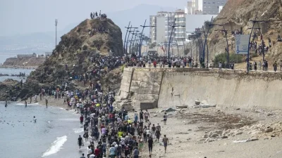 İspanya'nın Kuzey Afrika'daki toprağı Sebte (Ceuta) kentine geçen düzensiz göçmenlerden