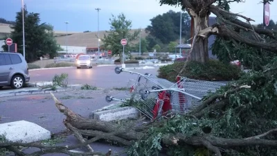 Fransa’nın güneyindeki Aude vilayetinde etkili olan kasırgada onlarca ev zarar