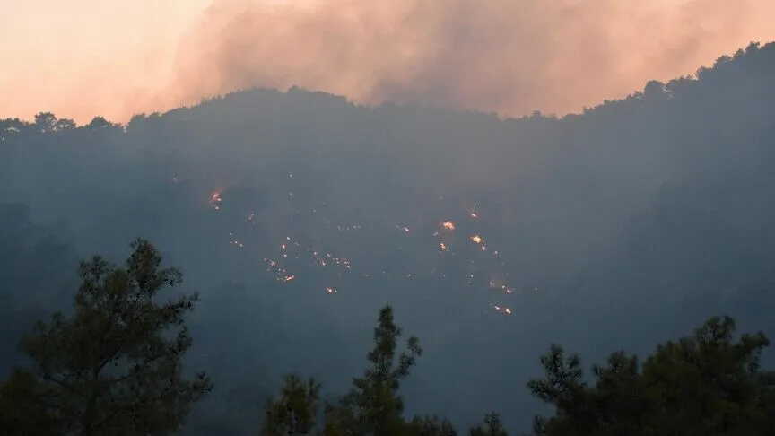 Antalya'nın Kemer ilçesinde çıkan orman yangını, ekiplerin havadan ve karadan