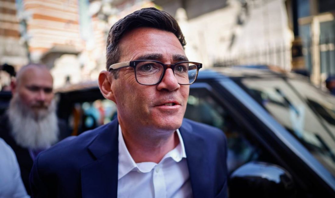 İngiltere’nin yeni Başbakanı Andy Burnham’ın kendisini ABD Başkanı Donald Trump’ın