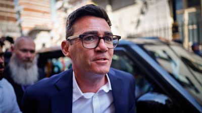 İngiltere’nin yeni Başbakanı Andy Burnham’ın kendisini ABD Başkanı Donald Trump’ın
