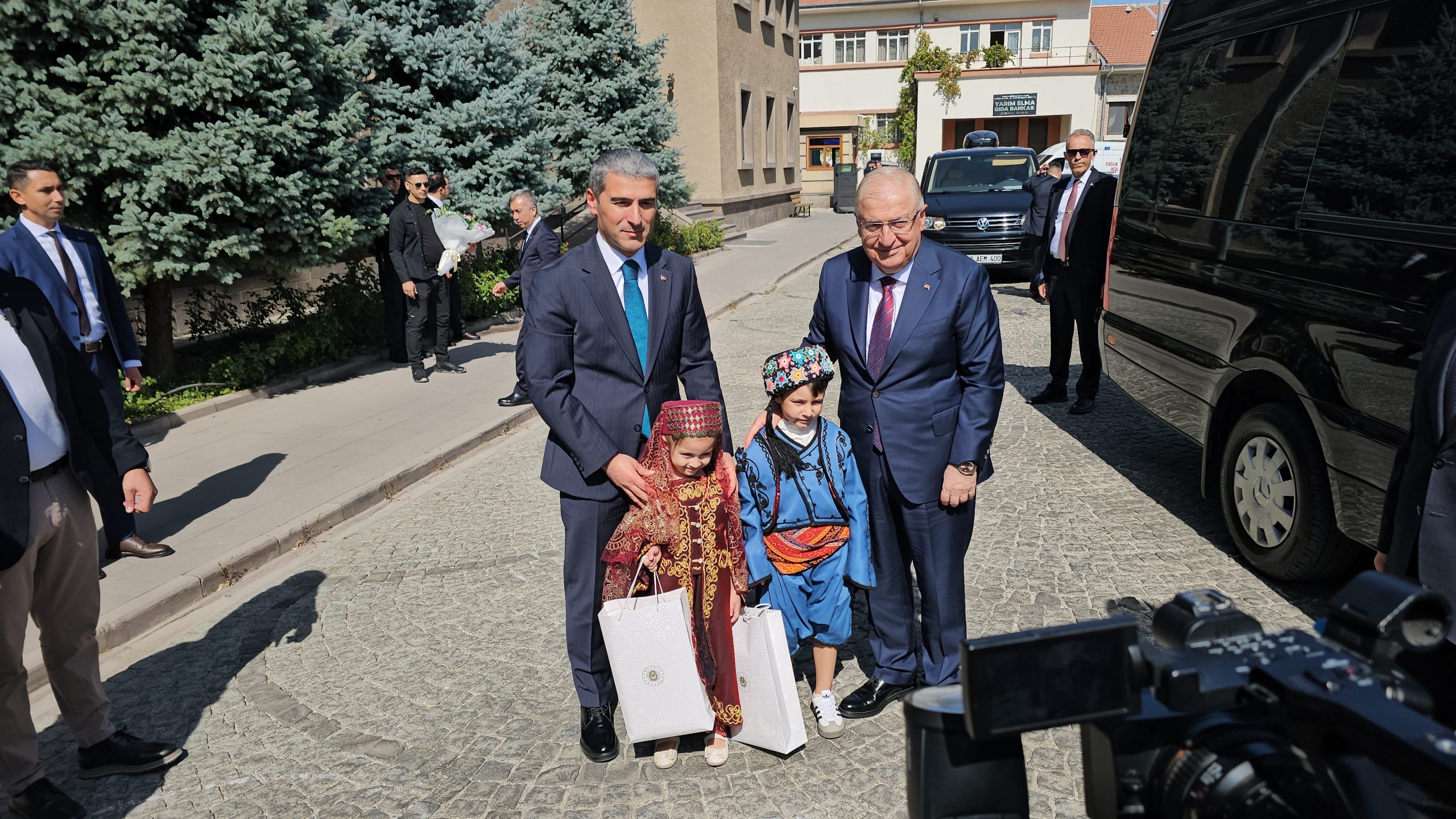 Milli Savunma Bakanı Yaşar Güler Afyonkarahisar Valiliği’ni ziyaret etti 1 Milli Savunma Bakanı Yaşar Güler Afyonkarahisar Valiliği’ni ziyaret etti