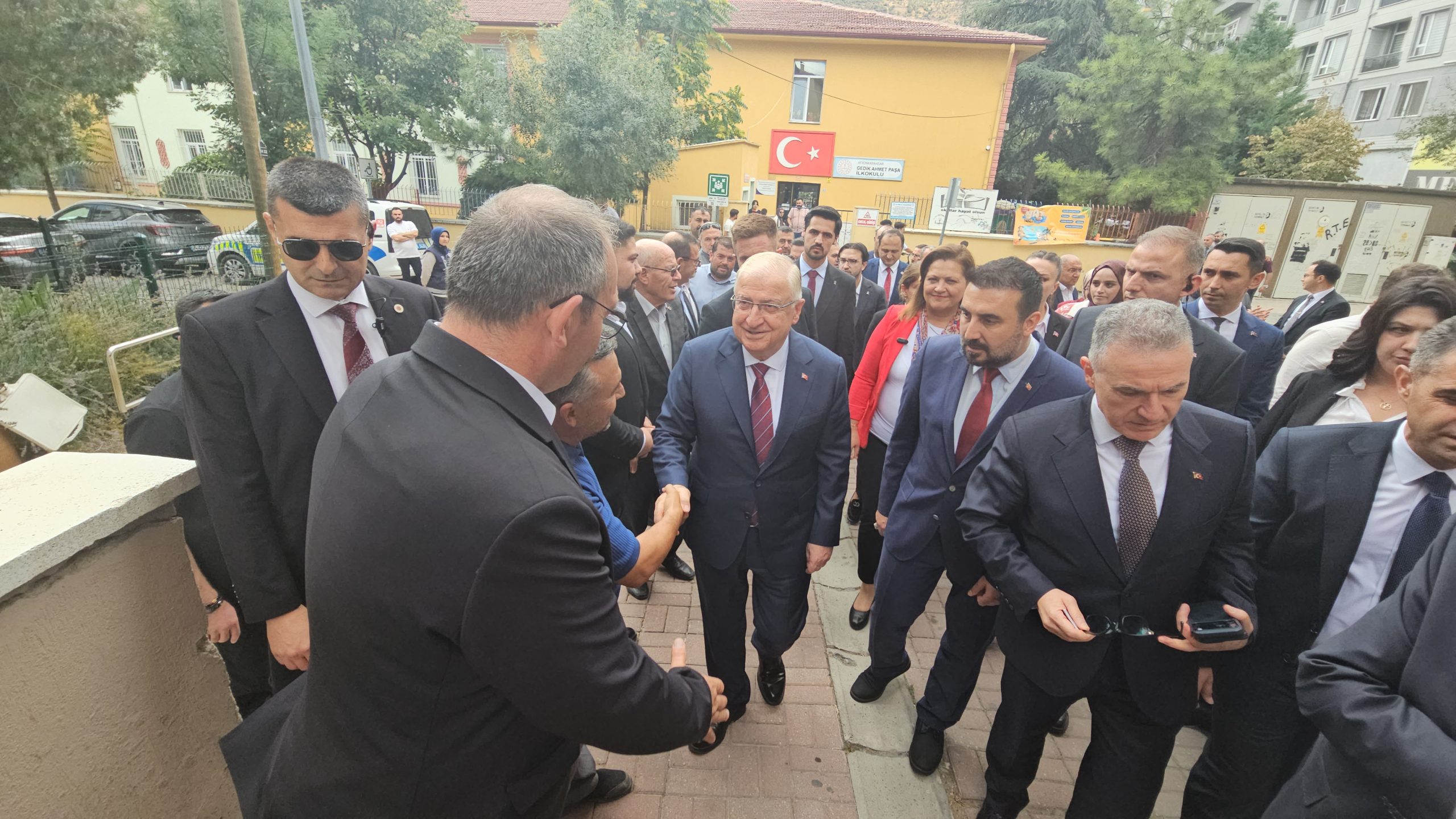 Bakan Yaşar Güler, AK Parti Afyonkarahisar İl Başkanlığını ziyaret etti 1 Bakan Yaşar Güler, AK Parti Afyonkarahisar İl Başkanlığını ziyaret etti