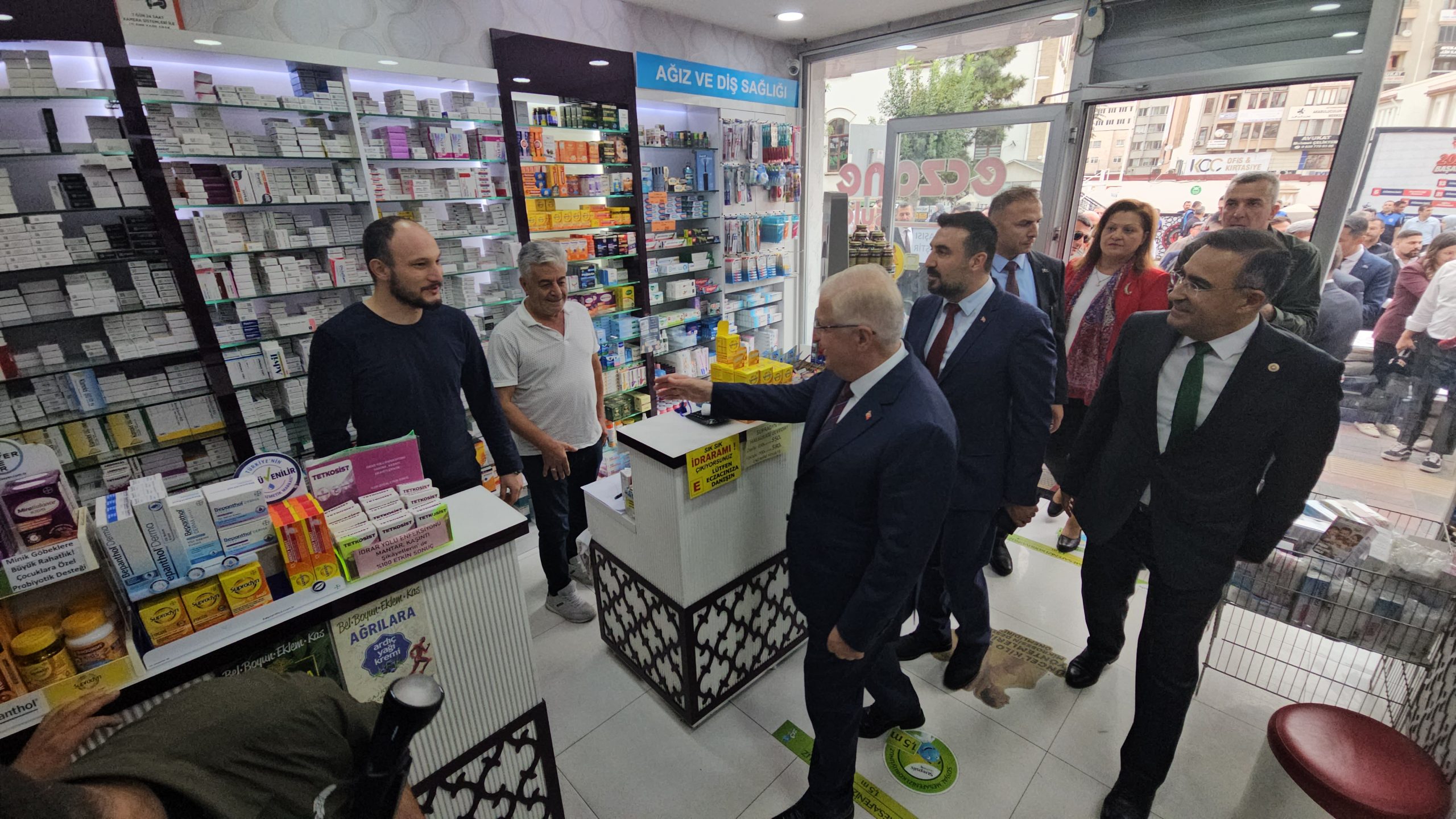 Bakan Güler ve il protokolü Afyonkarahisar esnafıyla buluştu 4 Bakan Güler ve il protokolü Afyonkarahisar esnafıyla buluştu
