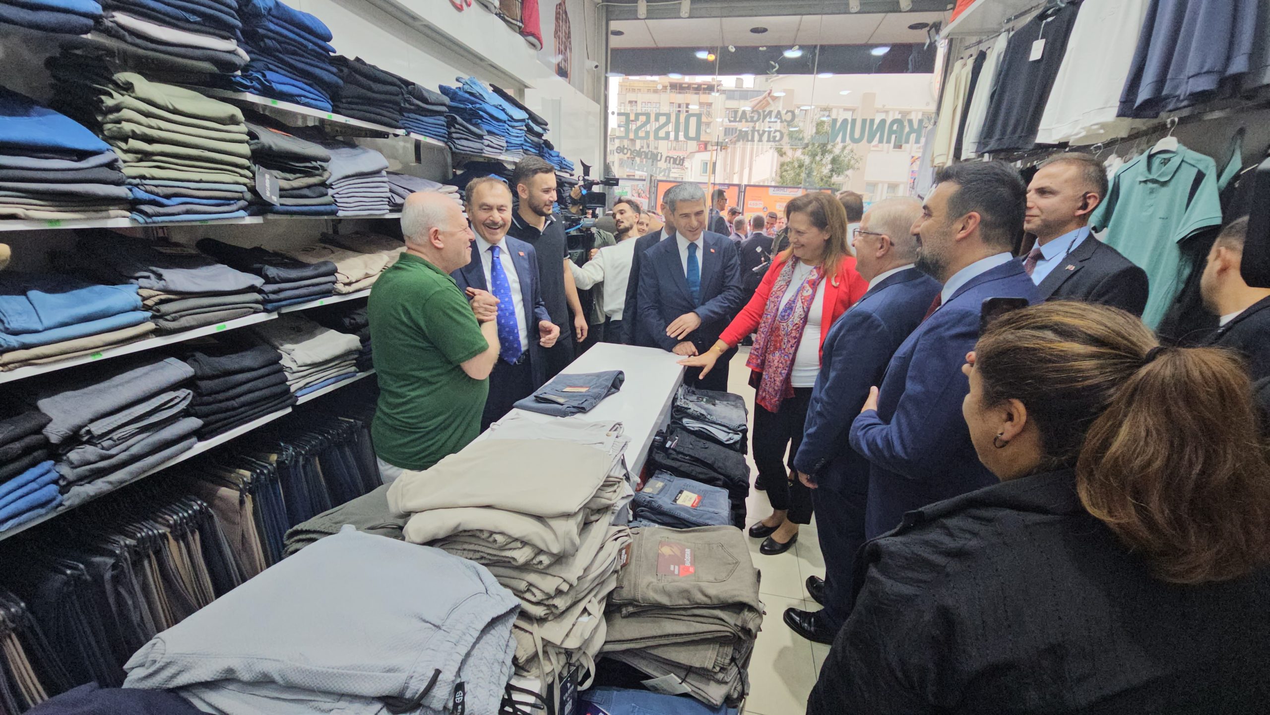 Bakan Güler ve il protokolü Afyonkarahisar esnafıyla buluştu