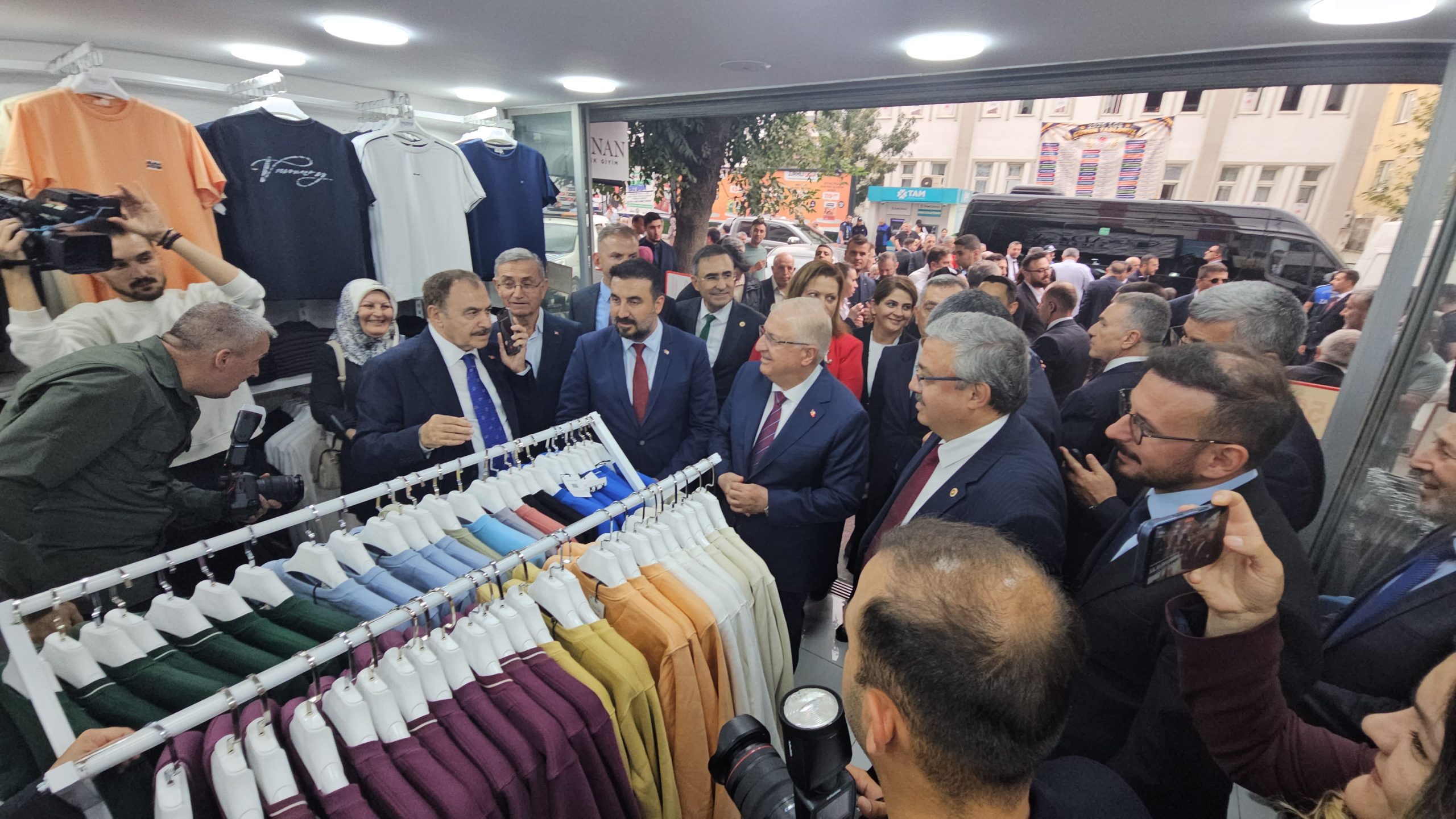 Bakan Güler ve il protokolü Afyonkarahisar esnafıyla buluştu