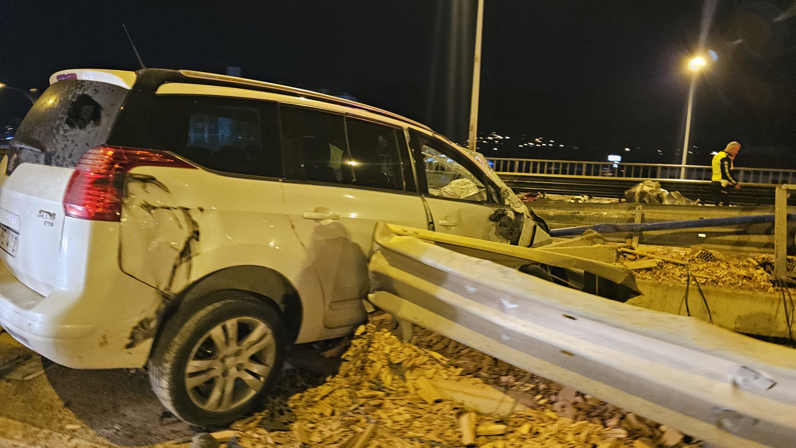 Oteller Bölgesi’nde feci kaza: 8 yaralı 1 Oteller Bölgesi’nde feci kaza: 8 yaralı