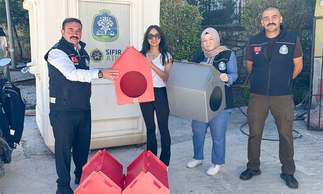Sandıklı Belediyesi, sahipsiz sokak hayvanlarının olumsuz hava koşullarından korunması amacıyla