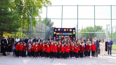 Atatürk İlkokulu’nda düzenlenen İlköğretim Haftası etkinliği, öğrencilerin ve protokol üyelerinin