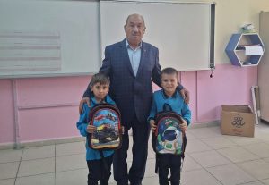  İscehisar ilçesine bağlı Seydiler beldesinde öğrencilere kırtasiye yardımı yapıldı.