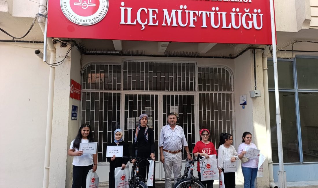 Emirdağ'da ‘Camiler Arası Bilgi Yarışması'nda dereceye giren öğrenciler ödüllendirildi.
