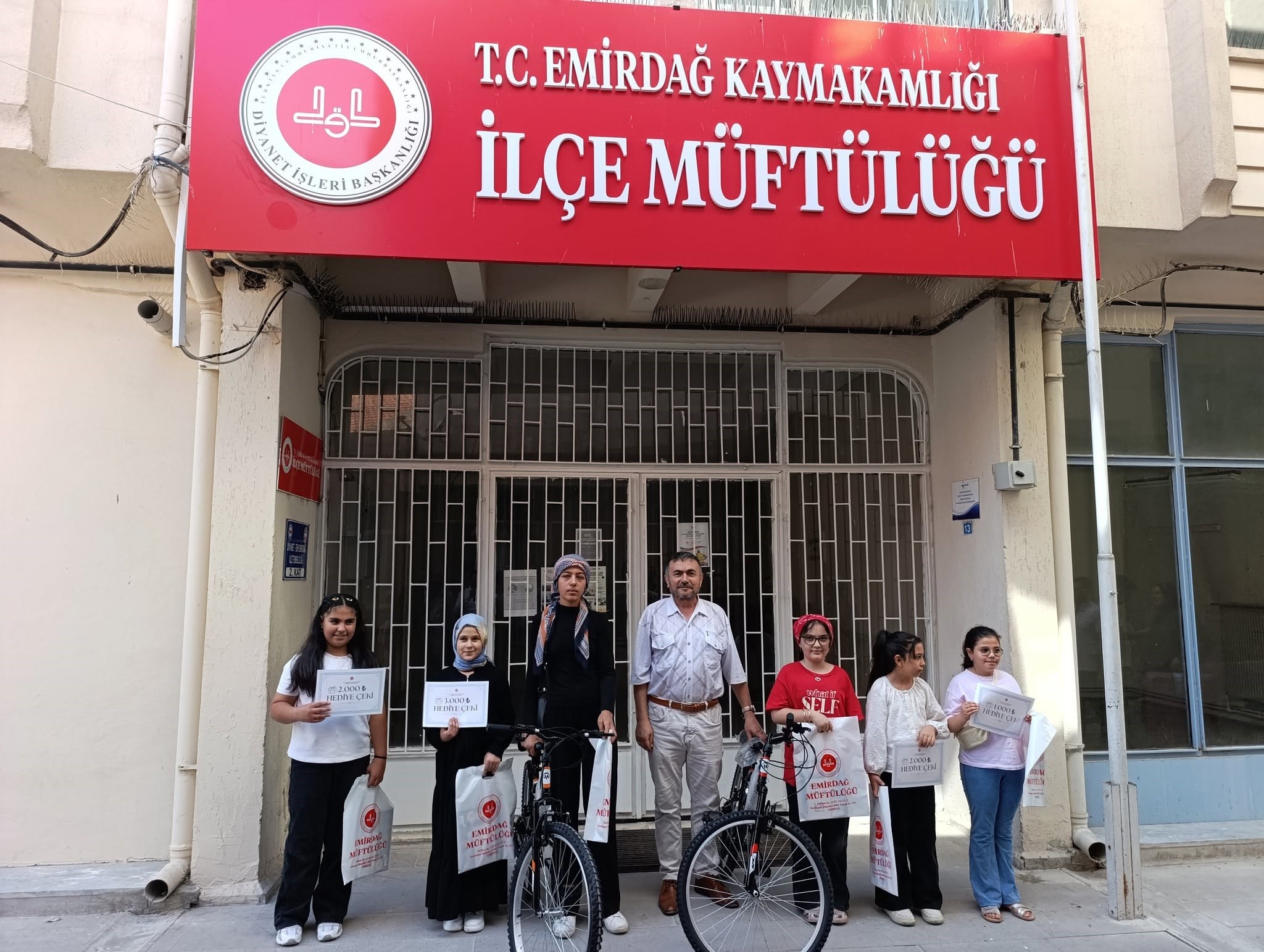 Emirdağ'da ‘Camiler Arası Bilgi Yarışması'nda dereceye giren öğrenciler ödüllendirildi.