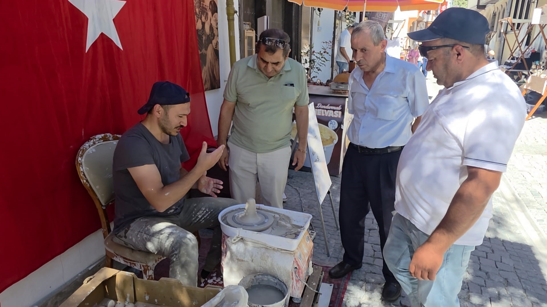 Ziyaretçiler, tarihi Germiyan Sokağı'nda çini sanatını deneyimliyor 2 Ziyaretçiler, tarihi Germiyan Sokağı'nda çini sanatını deneyimliyor
