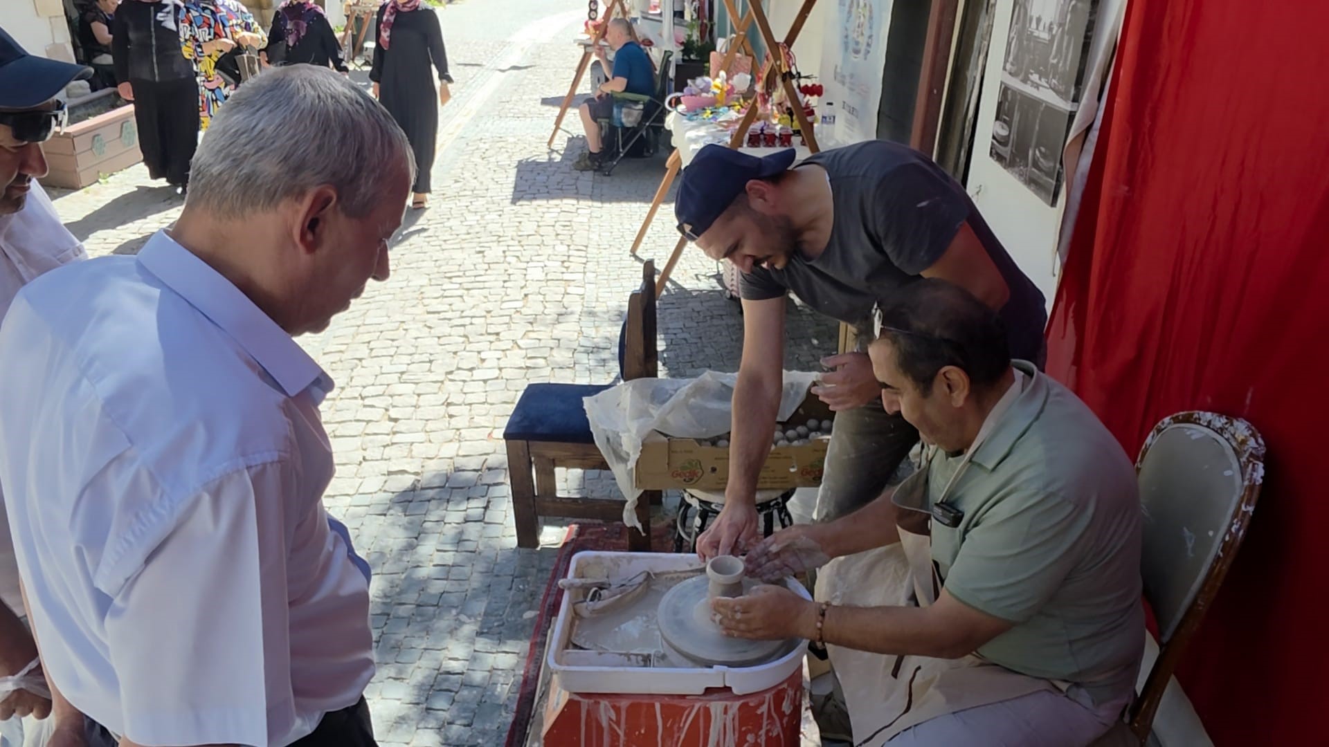 Ziyaretçiler, tarihi Germiyan Sokağı'nda çini sanatını deneyimliyor 4 Ziyaretçiler, tarihi Germiyan Sokağı'nda çini sanatını deneyimliyor