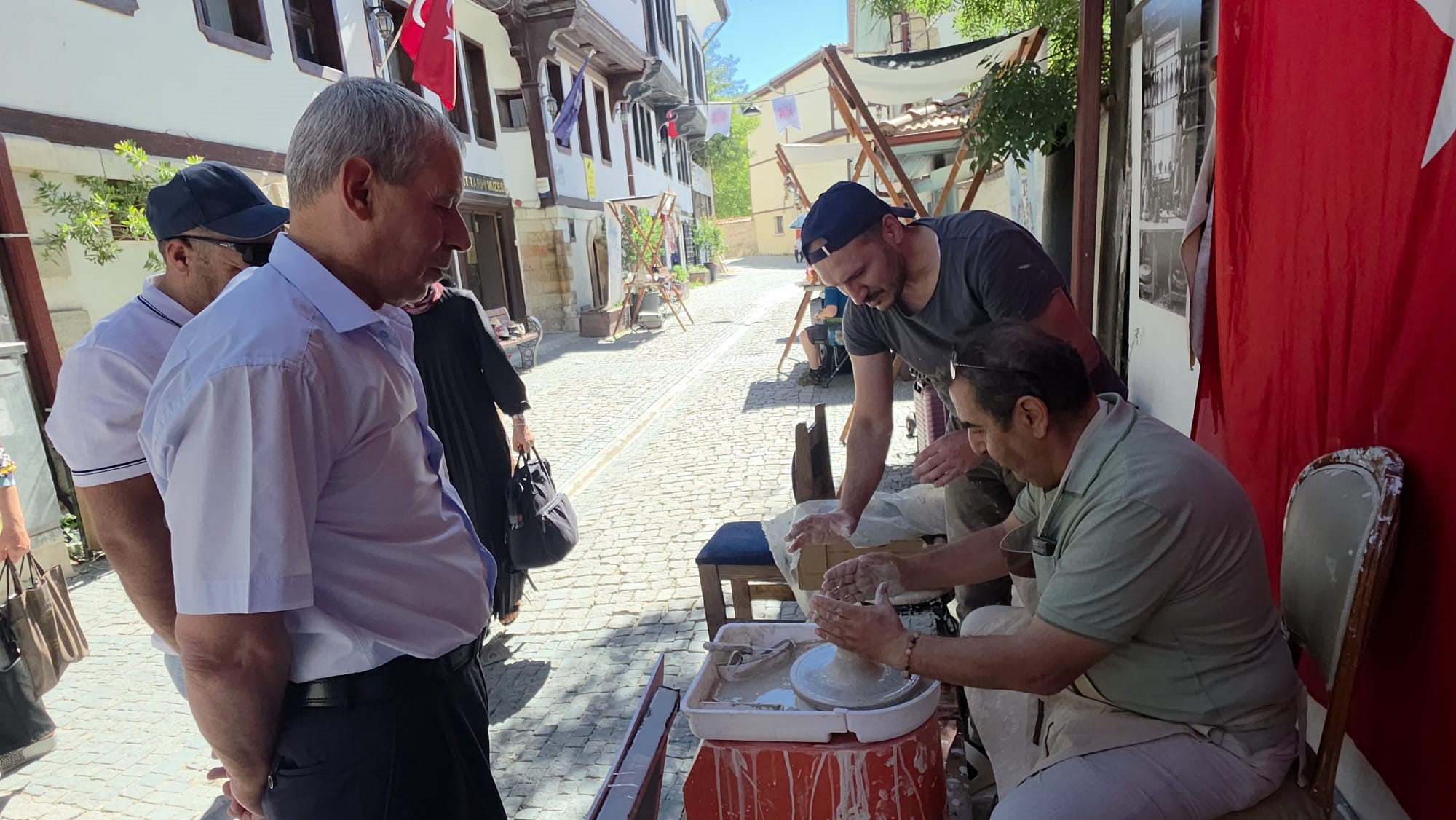 Ziyaretçiler, tarihi Germiyan Sokağı'nda çini sanatını deneyimliyor 5 Ziyaretçiler, tarihi Germiyan Sokağı'nda çini sanatını deneyimliyor