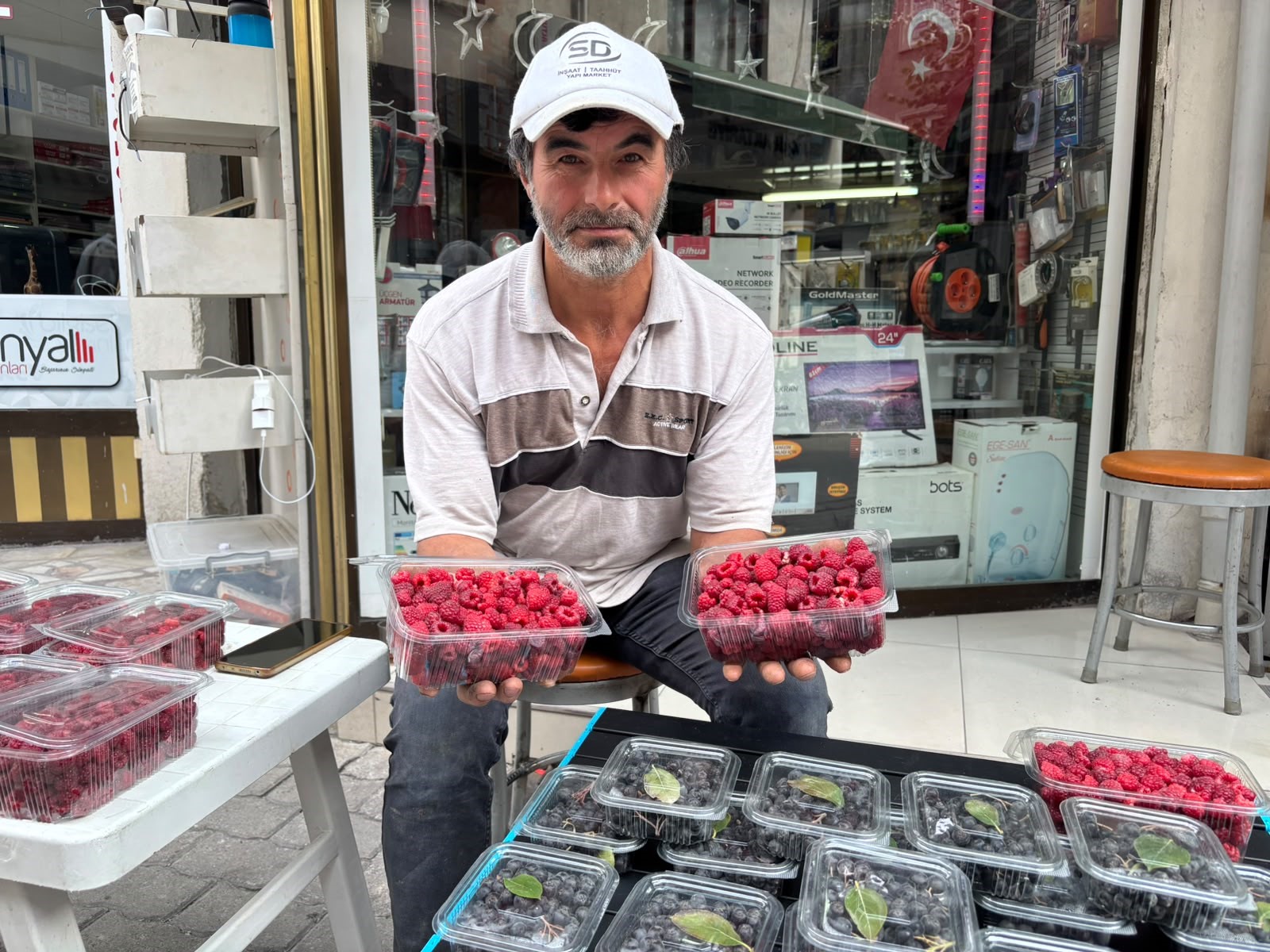 Kıraç arazileri aronya ve ahududugil yetiştirerek değerlendirdi 2 Kıraç arazileri aronya ve ahududugil yetiştirerek değerlendirdi